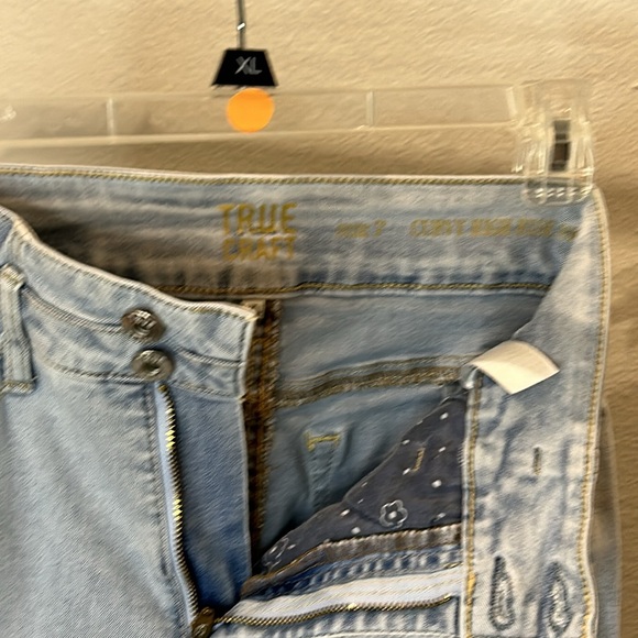 TRU CRAFT - Curvy High Rise Skinny Jeans Whitewashed, distressed w/holes - 7 - Picture 4 of 9